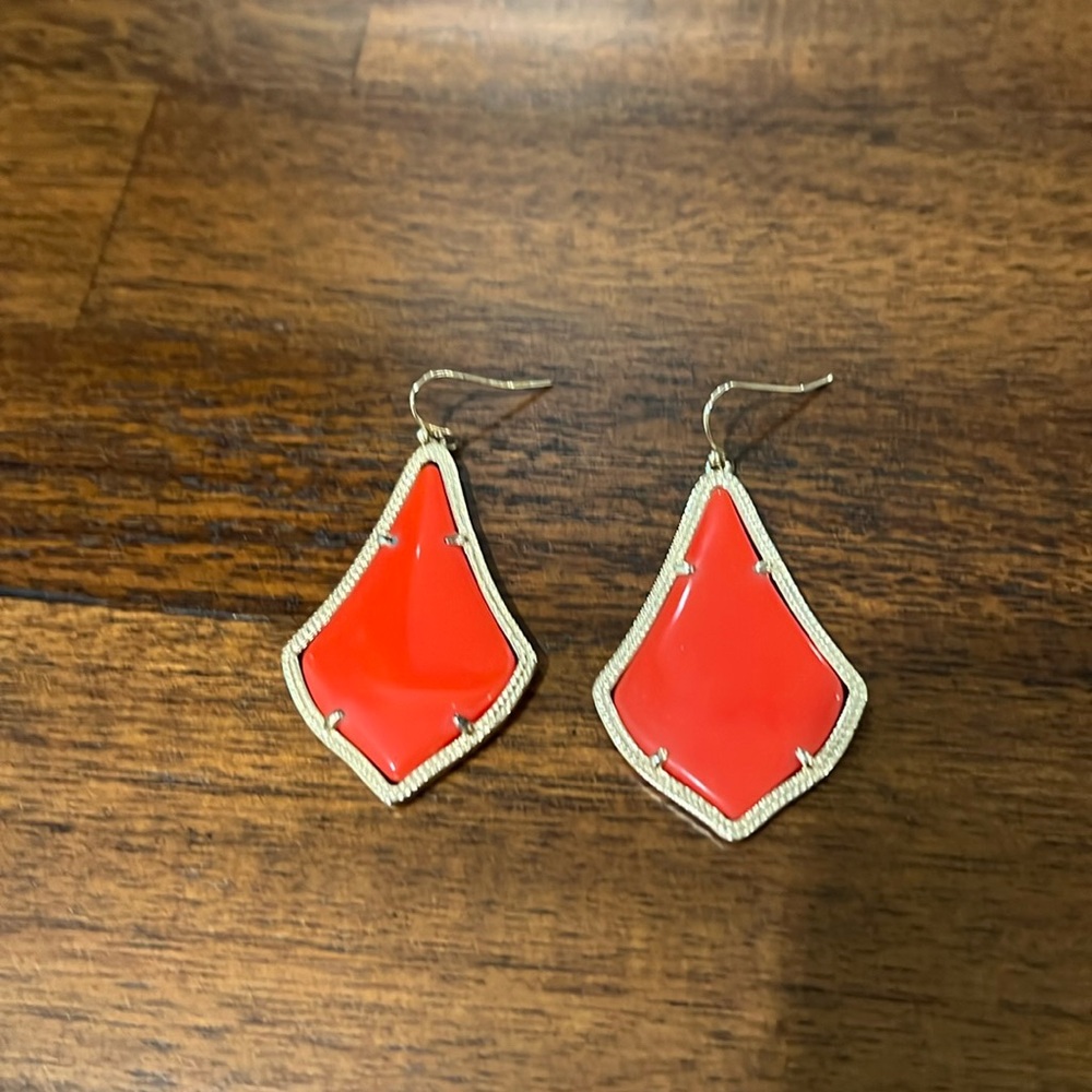 KENDRA SCOTT Red and Gold Alex drop earrings with bag.